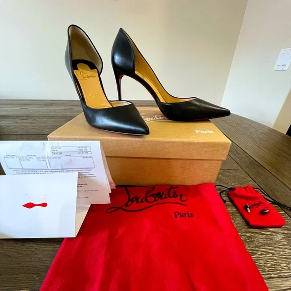 Description
• Christian Louboutin Leather Pumps
• Black
• Pointed-Toes - Picture 1 of 10